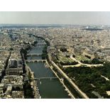 Paris 1er. Le Jardin des Tuileries et le Palais du Louvre.