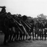 République centrafricaine, Bambari, 1943. Joueurs de trompe Linda (groupe Banda).