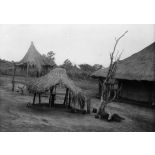 République centrafricaine, village de Domété, 1943. Case fétiche servant aux 