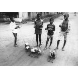 République centrafricaine, Bangui, 1982. Enfants jouant avec des voitures en fil de fer.