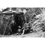 République centrafricaine, 1982. Pygmées de la région sud de la Lobaye. Tressage d'un panier.
