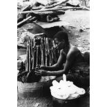 République centrafricaine, 1982. Fabrication d'alcool de manioc.