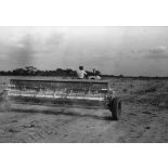 République du Sénégal, Sefa, 1954. Culture mécanisée de l'arachide. Epandage d'engrais minéraux avant le déchaumage.