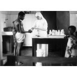 République de Côte d'Ivoire, 1970. Léproserie d'Adzope. Soins aux malades.
