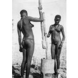 République unie du Cameroun, Kaélé, 1949. Femme et fille Moundang pilant le mil.