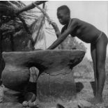 République unie du Cameroun, région de Kaélé, 1949. Jeune fille Moundang pilant le mil.