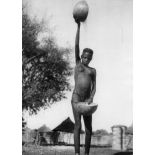 République unie du Cameroun, région de Maroua, 1949. Jeune fille Guisiga vannant le mil.