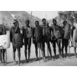République unie du Cameroun., arrondissement de Mora, monts du Mandara, 1949. Hommes Mada (petit groupe Matakam), en armes.