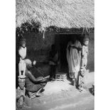 République unie du Cameroun, Foumban, 1943. Fileuse de coton (ethnie Bamoun).
