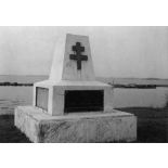 République unie du Cameroun, Douala, 1949. Borne commémorative élevée sur la rive du Wouri.