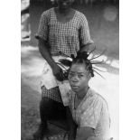 République unie du Cameroun, Yaoundé, 1943. Séance de coiffure.