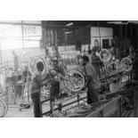 République unie du Cameroun, Douala, 1969. Fabrique de cycles Peugeot.