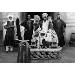 République unie du Cameroun, 1943. Le Sultan Seïdou de Foumban, sur son trône, entouré de notables.