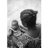 République populaire du Congo. Environs de Brazzaville, 1949. Femme Bacongo et son enfant.