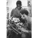 République du Sénégal, région de Dakar, 1979. Atelier d'entretien des moteurs des pirogues de pêche.
