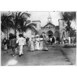 Congo, Brazzaville. Toussaint 1910. Sortie de messe à la cathédrale Saint-Firmin. De gauche à droite : Mme Caron, Mme Charlier, Mme Allard, Mme Créqui.