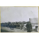 Guerre 1914-1918. Photos faites par papa. Wagons chargés de canons arrivant dans une de nos gares de ravitaillement en munitions. [légende d'origine]