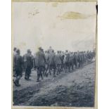 Guerre 1914-1918. Photos faites par papa. Rencontre de 1500 prisonniers boches sur la route de Carency. [légende d'origine]