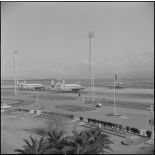 Des avions Breguet Deux-Ponts sont stationnés sur le tarmac de l’aéroport de Maison-Blanche à Alger.