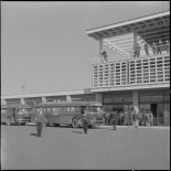 L’aéroport de Maison-Blanche pendant une grève des transporteurs aériens : les autobus utilisés pour l'évacuation des voyageurs.