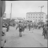[Enfants regardant des soldats et un convoi de véhicules militaires progressant dans les rues d'Oran.]