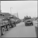 [Véhicule semi-chenillé de la légion de gendarmerie mobile (LGM) progressant dans une rue d'Oran.]