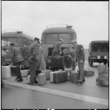 Soldats transportant des bagages sur le quai d'Oran.