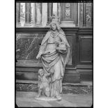 Front Nord, Pas-de-Calais, église de Saint-Omer, statue en marbre d'une Charité. [légende d'origine]
