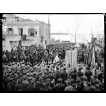 Salonique. La cérémonie commémorative de l'assassinat du roi Georges de Grèce à l'emplacement où il fut tué. [légende d'origine]