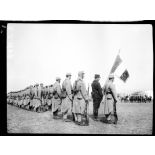 Remise de décoration à Loutra. Le drapeau du 6e régiment d'infanterie coloniale. [légende d'origine]