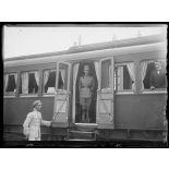 Le roi de Grèce à Salonique. Avant de descendre du train, le roi écoute la Marseillaise. [légende d'origine]