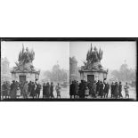 Paris, place de la Concorde, la statue de Lille, le jour de la délivrance de la ville, Lillois devant la statue. [légende d'origine]