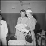 Richard Nixon, vice-président des Etats-Unis, et son épouse Pat ouvrent des cadeaux artisanaux remis par le roi du Cambodge Norodom Sihanouk lors de leur visite au Cambodge.