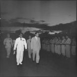 Revue des troupes par les autorités lors de l'arrivée de Richard Nixon à Phnom Penh.