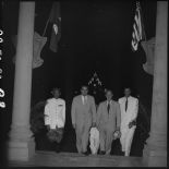 Arrivée de Richard Nixon, vice-président des Etats-Unis, et de Donald Heath au palais royal à Phnom Penh.
