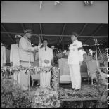 Allocution du général de division Girot de Langlade, commandant les Forces terrestres du Cambodge devant le roi du Cambodge Norodom Sihanouk, lors de la cérémonie de transfert du commandement militaire au gouvernement royal cambodgien.