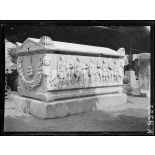 Salonique. Sarcophage antique, dans la cour de la caserne de Top-Hané. [légende d'origine]