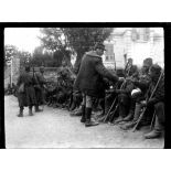 C.R. [camp retranché] de Salonique. Soldats serbes. Un officier français leur distribue des cigarettes. [légende d'origine]