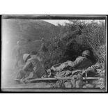 Ravin de Valadja (Macédoine). Poste de secours, un blessé couché sur un brancard et un fiévreux assis. [légende d'origine]