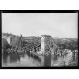 Condé-sur-Aisne (Aisne). Pont détruit sur l'Aisne au fond et à droite le village. [légende d'origine]