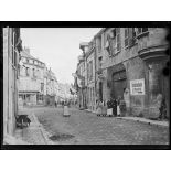 Laon (Aisne). Groupe d'habitants dans la rue Saint-Martin pavoisée, au premier plan écriteau allemand 