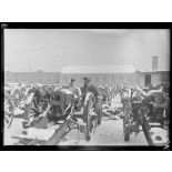 Mayence (Allemagne). Soldats allemands nettoyant les obusiers livrés selon les conditions de l'armistice. [légende d'origine]
