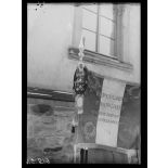 Mayence (Allemagne). Le drapeau du Régiment d'Infanterie Coloniale cravaté de la Légion d'honneur et décoré de dix palmes. [légende d'origine]