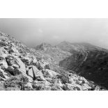 Sur le chemin montagneux de Crète dans le secteur de Kastamonitza, les nuages s'accumulent sur les sommets.
