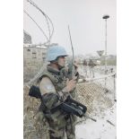 Compte-rendu radio lors d'une patrouille à pied sur le pont de Vrbanja à Sarejevo de casques bleus du bataillon d'infanterie (BATINF) 4, armé par les militaires du 3e régiment parachutiste d'infanterie de marine (3e RPIMa).