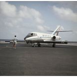 Avion de transport Mystère 20 du groupe de liaisons aériennes ministérielles (GLAM) sur le terrain d'aviation du Centre d'Expérimentation du Pacifique (CEP) à Fangataufa.
