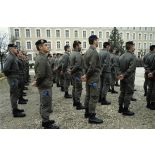 Militaires du 1er régiment d'infanterie de marine (1er RIMa) alignés pour la prise d'armes dans la cour de la caserne d'Angoulême avant le départ des troupes pour rejoindre la FORPRONU en Bosnie.
