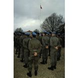 Vue de dos des hommes du 1er régiment d'infanterie de marine (1er RIMa) arborant le béret des Nations Unies lors de la prise d'armes à la caserne d'Angoulême avant le départ pour rejoindre la FORPRONU en Bosnie.