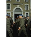 Alignement de casques bleus du 1er régiment d'infanterie de marine (1er RIMa) défilant en chantant lors de la prise d'armes à Angoulême avant le départ pour rejoindre la FORPRONU en Bosnie.