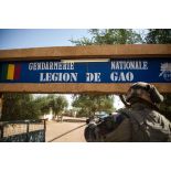 Arrivée du peloton de la compagnie Azur aux portes de la caserne de la gendarmerie de Gao, pour une mission de patrouille mixte avec les forces maliennes.